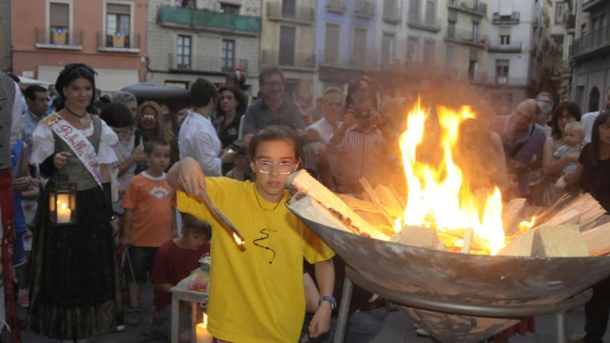 La rebuda de la flama del Canigó i l&#039;encesa del peveter, l&#039;any passat a Manresa.