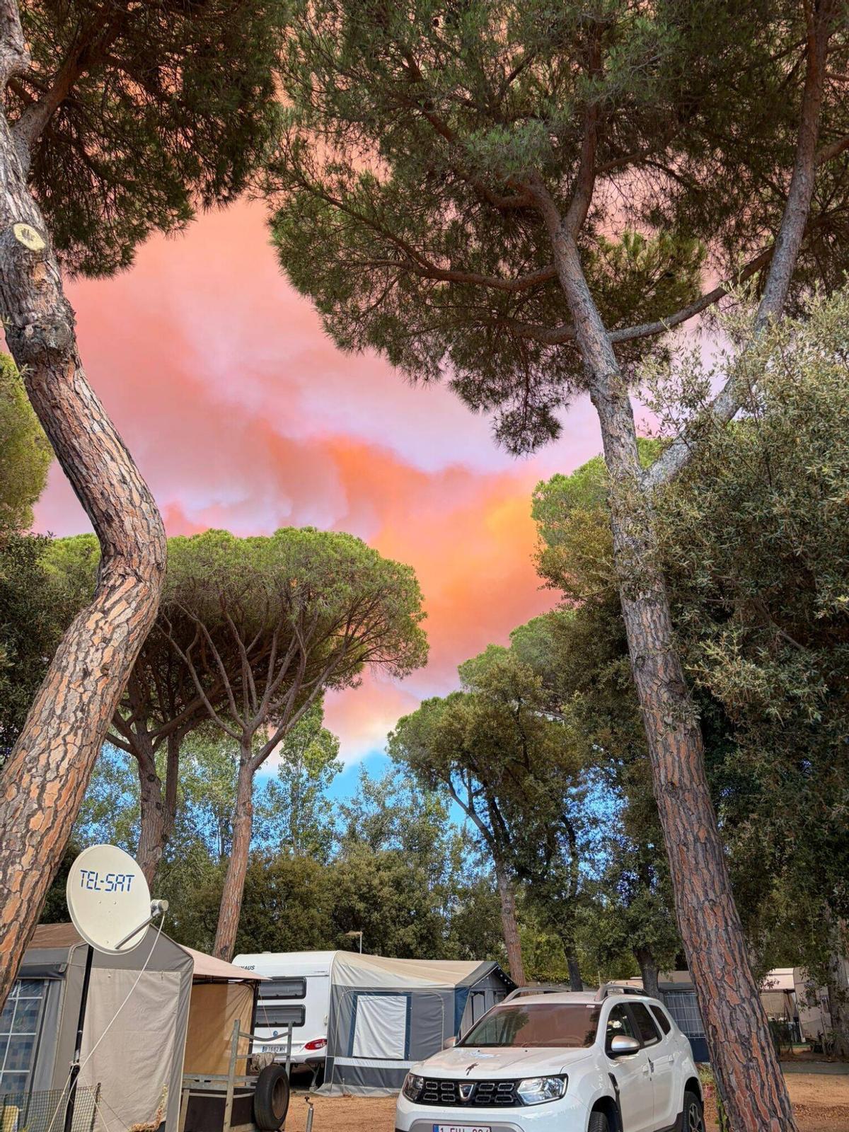 Platja d'Aro. El fum i la cendra tenyeixen el cel de taronja Platja d'Aro. El fum i la cendra tenyeixen el cel de taronja