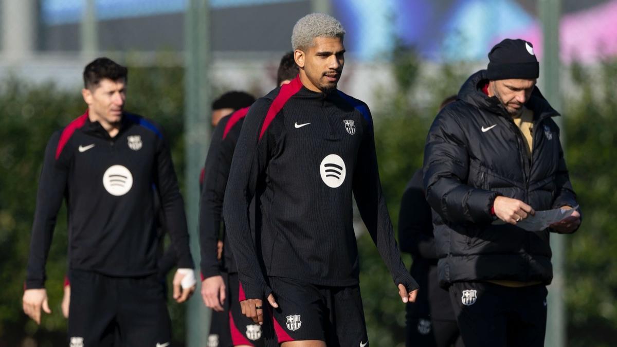 Flick: "Araujo puede jugar"