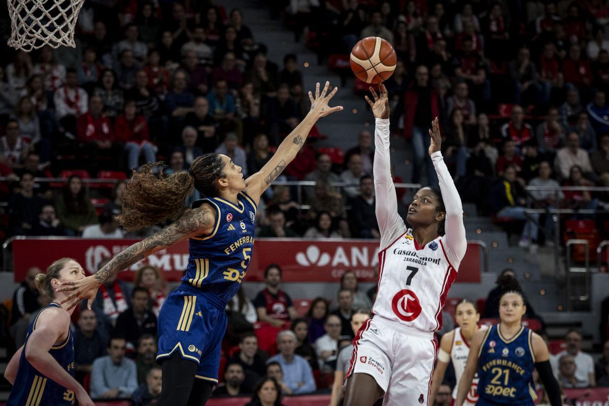 Nadia Fingall tira a canasta durante el partido de Euroliga entre el Casademont Zaragoza y el Fenerbahce.