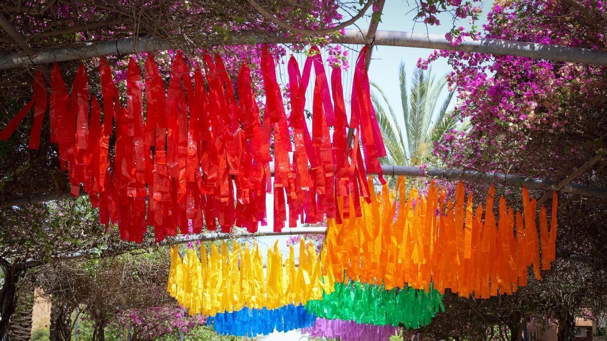 Pintor Genaro Palau cuenta con una innovadora decoración de tiras de colores simbolizando la diversidad, la convivencia y el respeto.