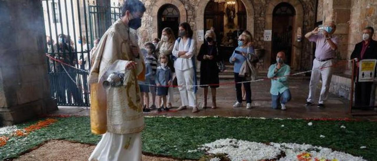 Alfombra de flores en el claustro en homenaje a los fallecidos por el coronavirus.