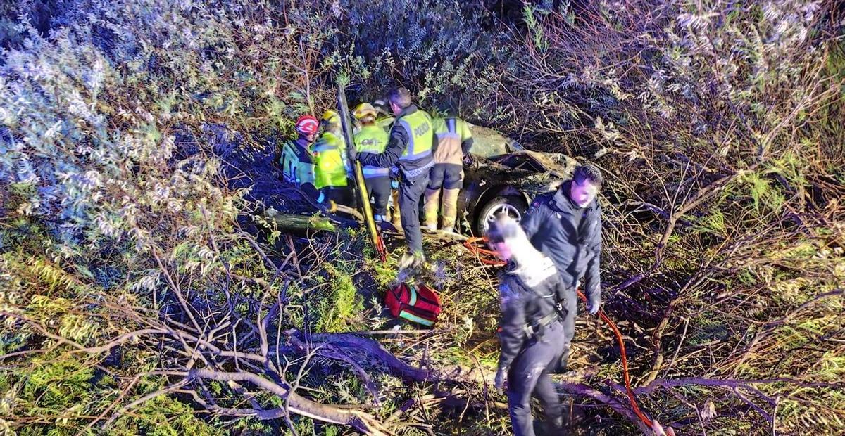 Agentes de la Policía Local, bomberos y sanitarios se movilizaron para atender a las víctimas.