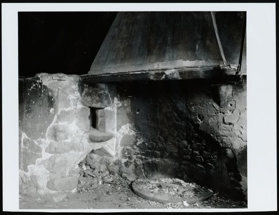 Fotografia d'una llar de foc tradicional procedent d'una masia abandonada
