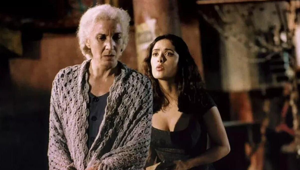 Marisa Paredes junto a Salma Hayek en una escena de 'El Coronel no tiene quien le escriba'.