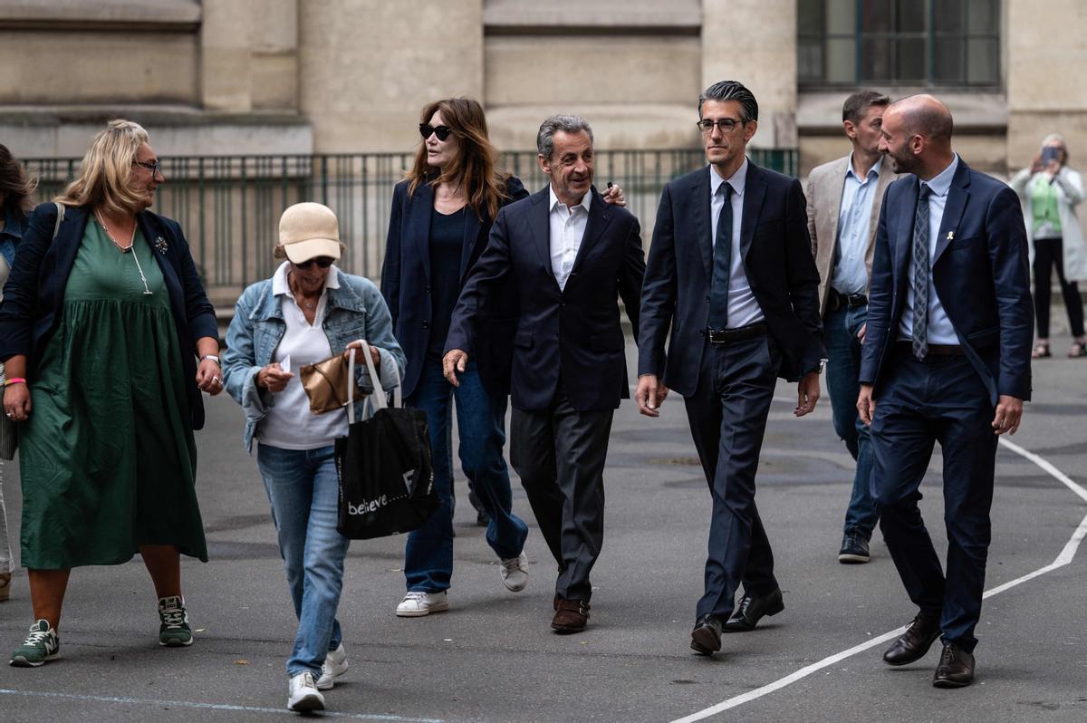 El expresidente francés Nicolas Sarkozy y su mujer Carla Bruni-Sarkozy llegan a votar en la primera ronda de las elecciones francesas, en París.