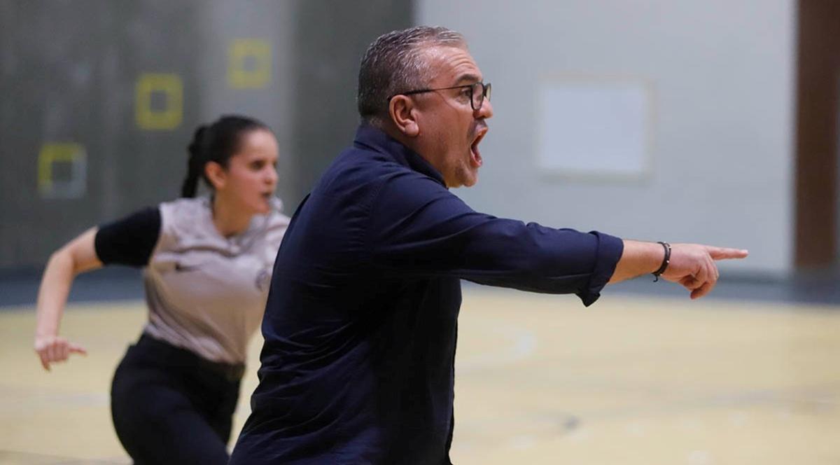 Rafa Gomáriz da instrucciones a sus jugadores.