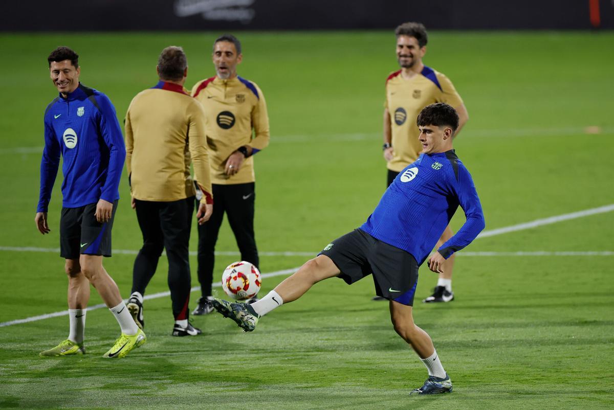 Pau Víctor y Robert Lewandowski.