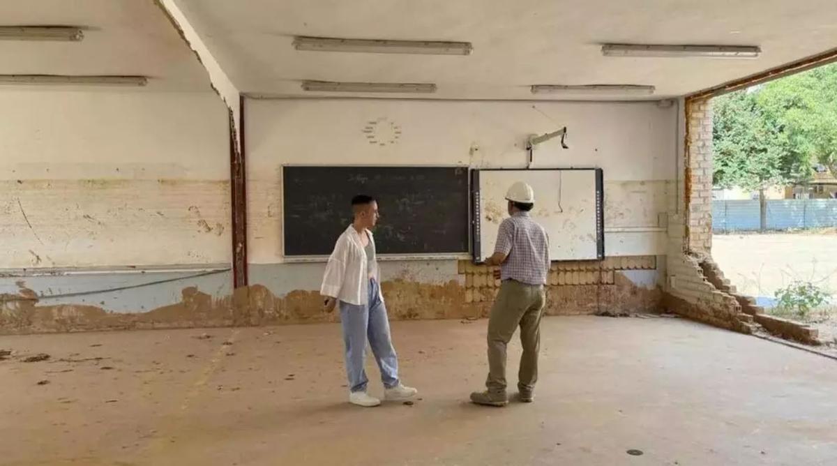 Visita al CEIP Orba antes de ser demolido.