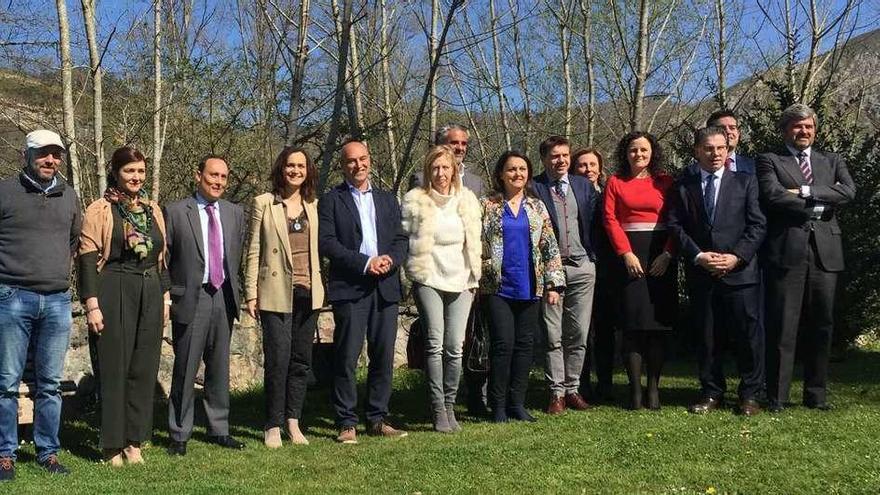 Foto de familia de los empresarios de la comarca reunidos ayer en Cangas de Onís.