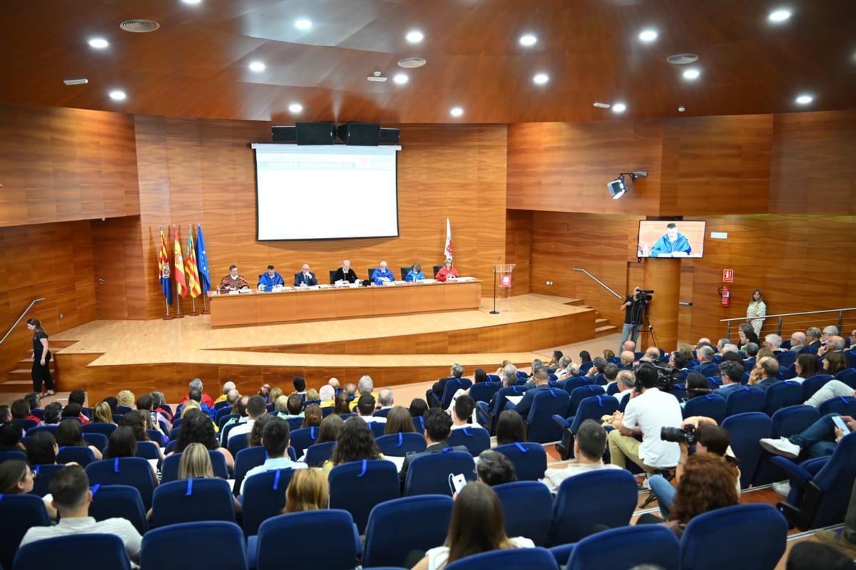 El acto de clausura oficial del curso de la UMH de Elche se celebró en el salón del edificio Rectorado