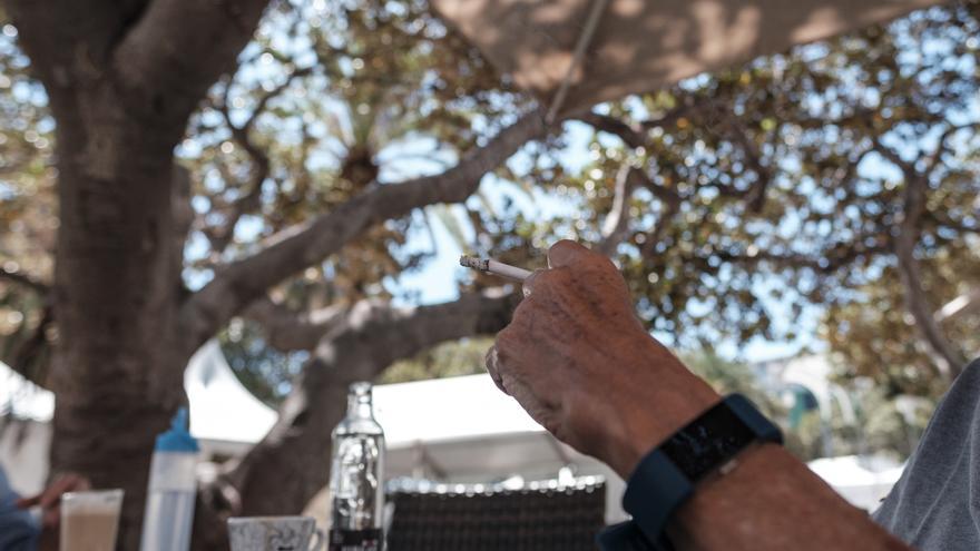 Los hosteleros de Castellón reclaman que se pueda volver a fumar en las terrazas