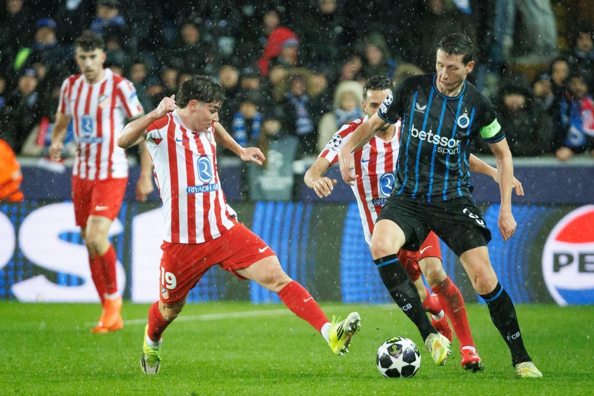 Julián Álvarez (izq.) y Hans Vanaken, del Atlético de Madrid, disputan el balón durante el partido de la UEFA Champions League entre el Club Brugge KV y el Atlético de Madrid Julián Álvarez (izq.) y Hans Vanaken, del Atlético de Madrid, disputan el balón durante el partido de la UEFA Champions League entre el Club Brugge KV y el Atlético de Madrid