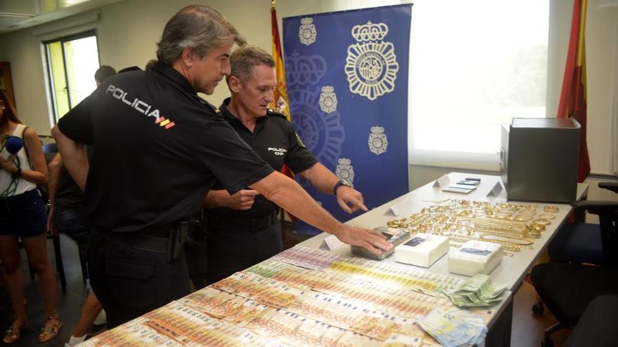 Material del clan familiar incautado por la Policía Nacional.