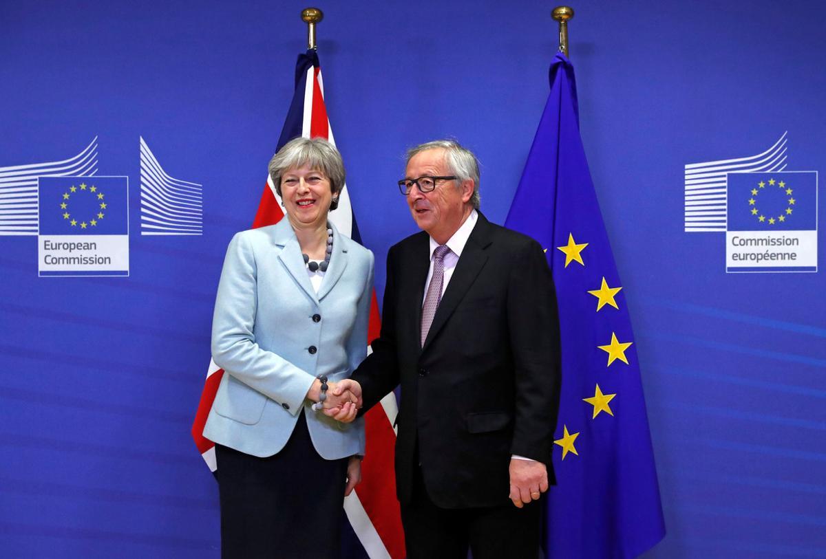 Britain’s Prime Minister Theresa May is welcomed by European Commission President Jean-Claude Juncker at the EC headquarters in Brussels, Belgium December 8, 2017.  REUTERS/Yves Herman