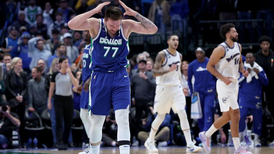 Doncic se lamenta tras perder contra los Wizards.