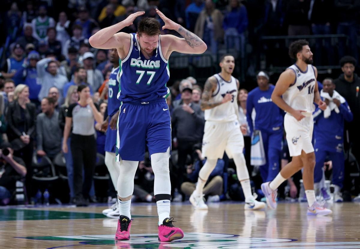 Doncic se lamenta tras perder contra los Wizards.