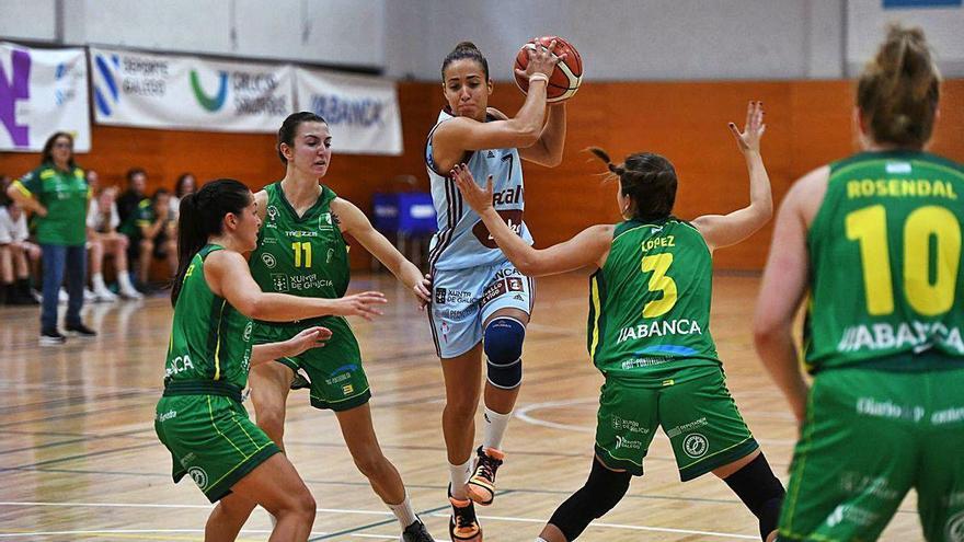 Natalia, defendiendo en un encuentro ante el Celta Zorka.