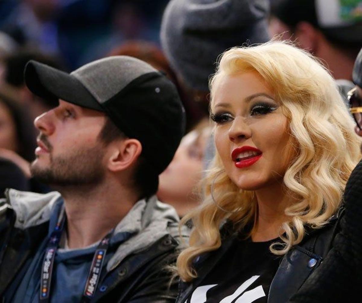 Christina Aguilera y su marido en las gradas del Madison Square Garden viendo el partido All Star 2015