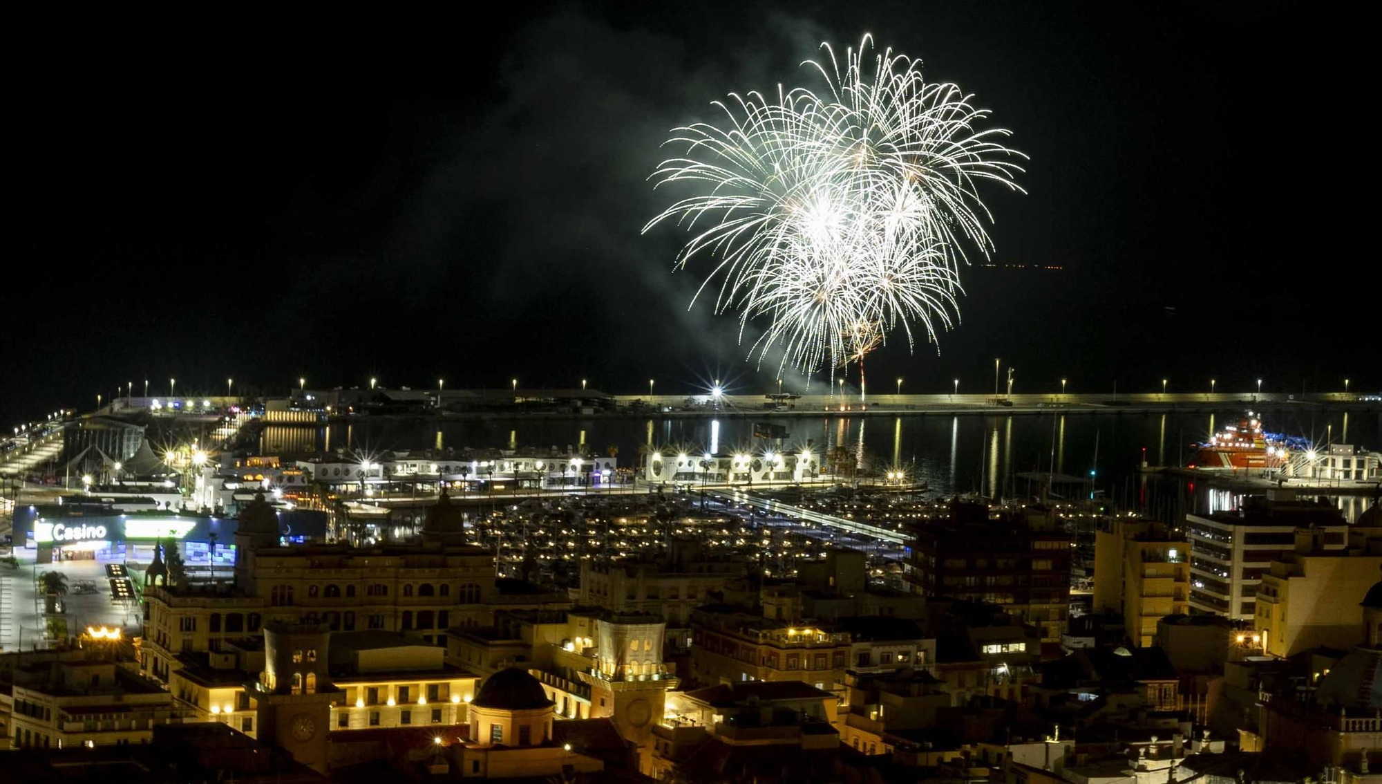 El castillo por el 9 d'Octubre lanzado en Alicante por Coeters Dragons