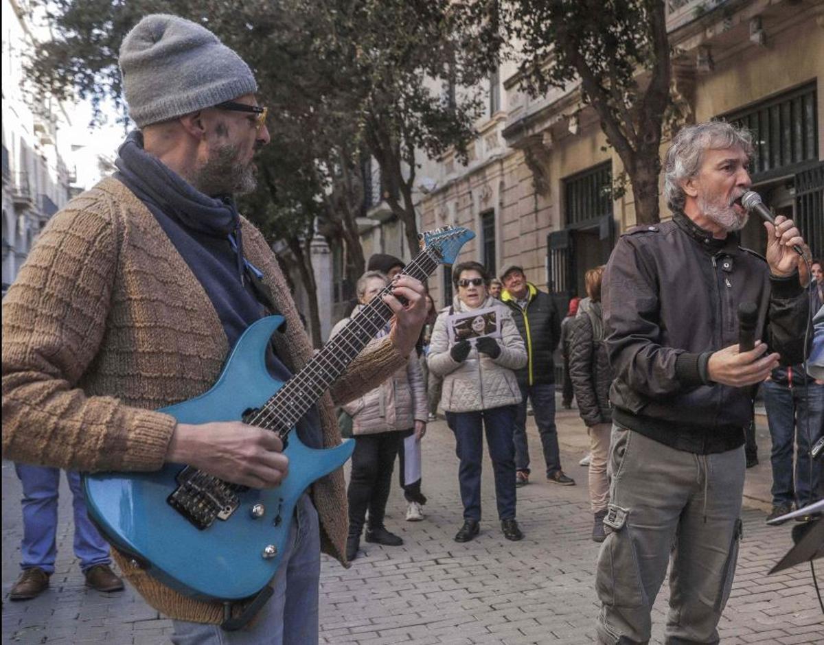 Los Atunos Rojos cantaron hace unos meses contra Le Senne a las puertas del Parlament