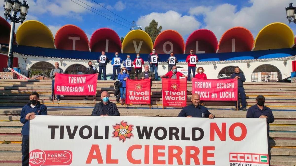 Protesta de los trabajadores de Tivoli ayer, como cada día, en las puertas del parque de atracciones.