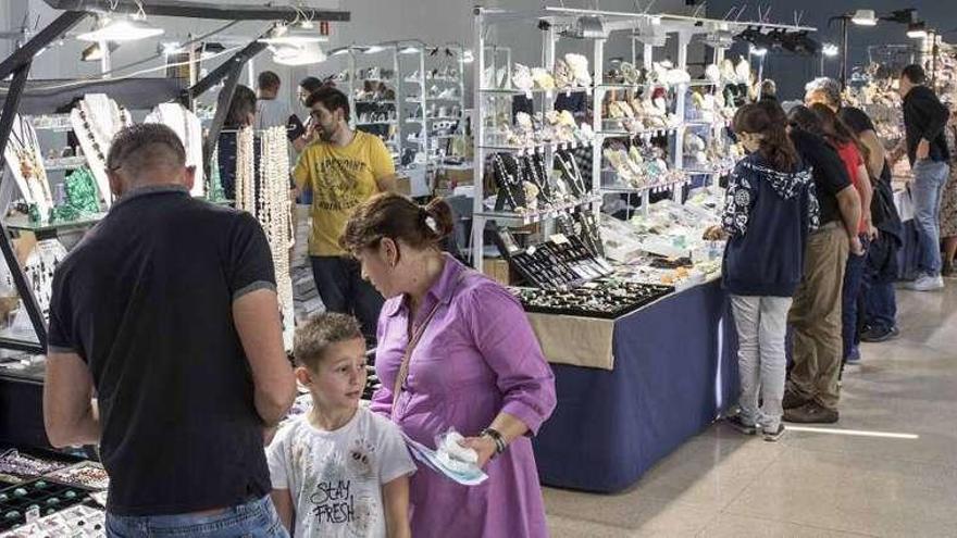 Visitantes ayer en el salón Minervigo que se celebró en la Estación Marítima. // Cristina Graña