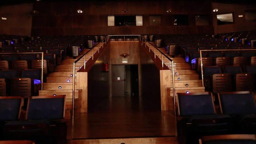 Una puerta de salida y varios puntos de luz del Auditorio.