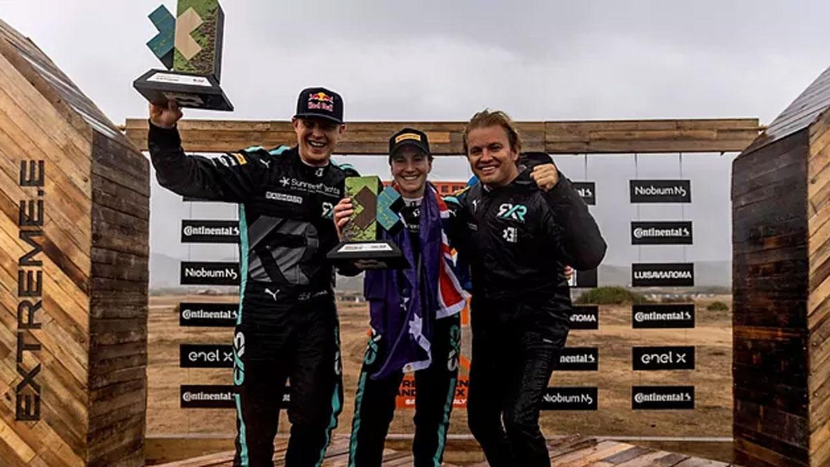 Rosberg subió al podio con sus pilotos, Molly Taylor y Kristoffersson, campeones de la Extreme E