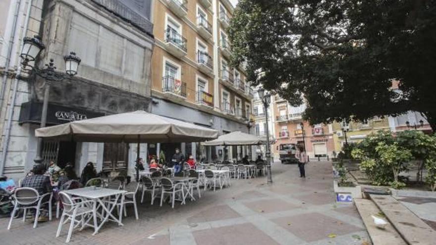 Veladores reubicados en el entorno de la plaza de Gabriel Miró, desde ahora situados junto a las fachadas.