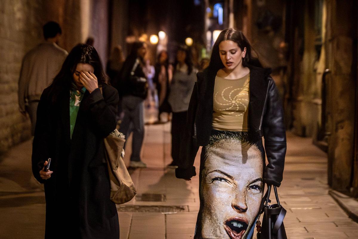 Rosalía, por las calles de Barcelona con su hermana Pilar, tras una cena familiar en el restaurante Estimar del Born.