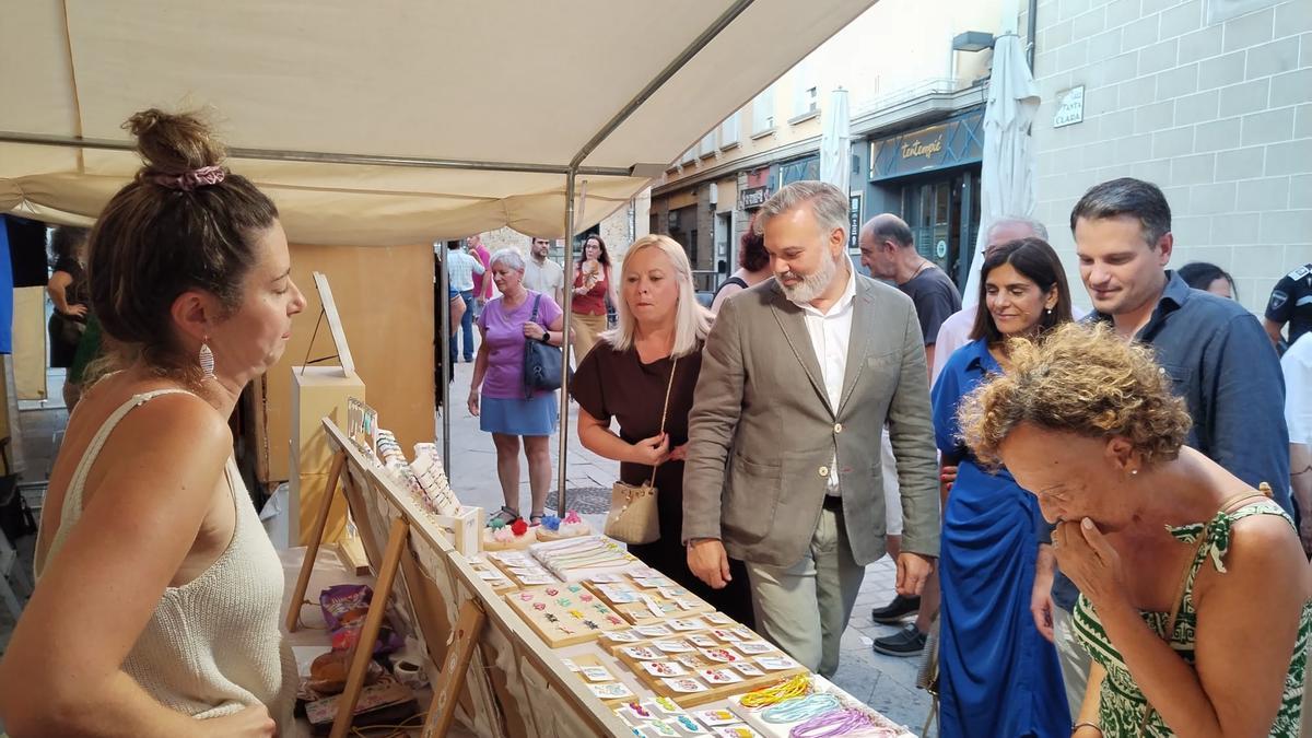 El alcalde, Fernando Pizarro, el consejero de Presidencia de la Junta de Extremadura, Abel Bautista, y la diputada María Toscano, delegada del Organismo Autónomo de Recaudación y Gestión Tributaria inauguraron el mercado de artesanía