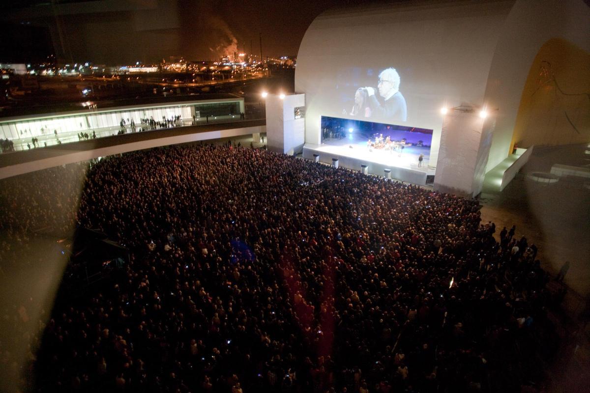 La plaza del Niemeyer, llena hasta la bandera para el concierto de Woody Allen, en 2011