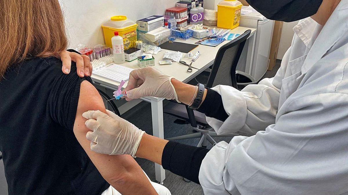 Una mujer recibe la vacuna de la gripe el primer día de la campaña.