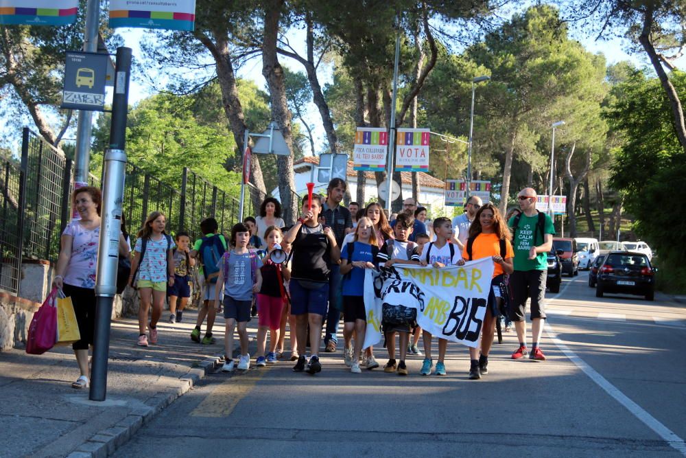 Marxa lenta a Montjuïc per reclamar millores en el transport escolar