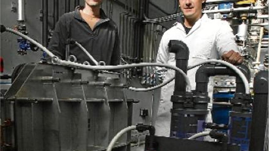 Víctor José Climent i Juan Manuel Ortiz posen al costat d&#039;un prototip de pila microbiana
