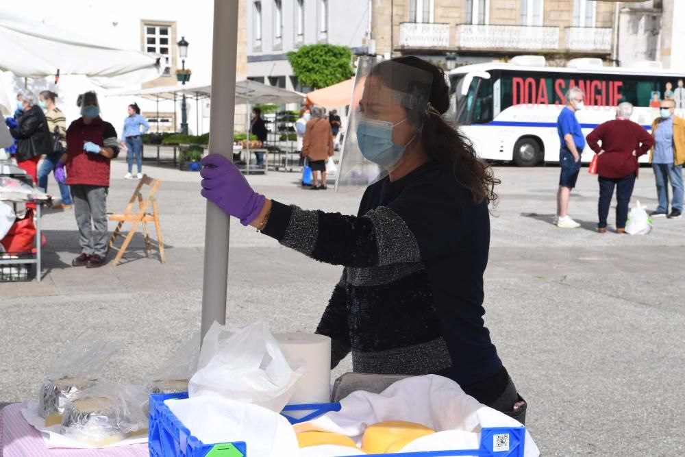 Una docena de vendedores de productos agroalimentarios de toda la comarca coruñesa acudieron a la plaza Irmáns García Naveira de Betanzos en el primer mercado semanal desde el inicio del confinamiento