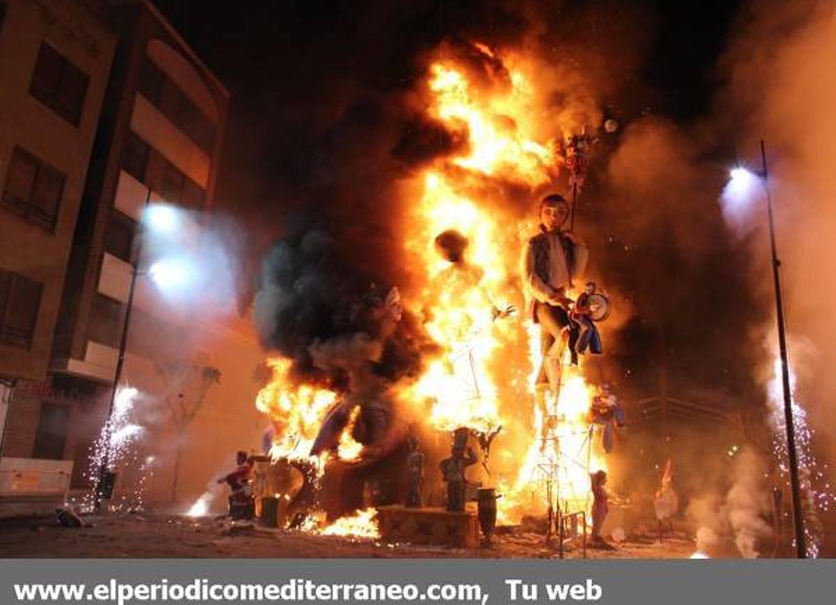 GALERÍA DE FOTOS - El fuego devora las fallas de la provincia.