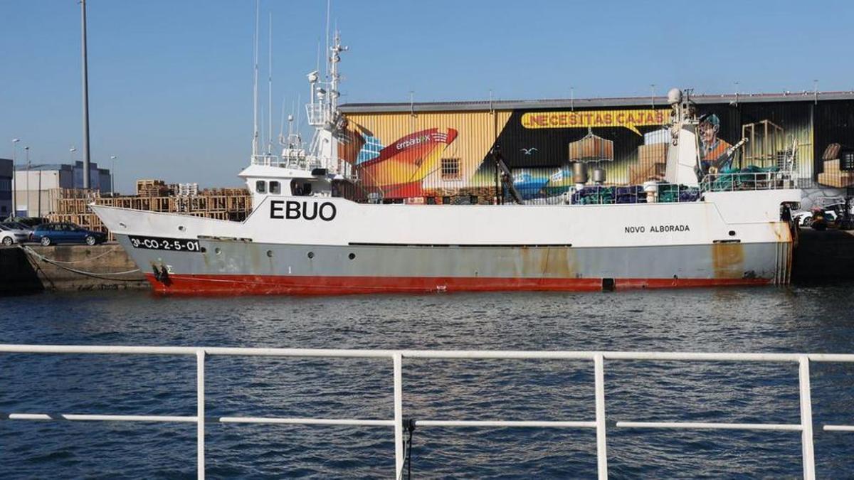 Arrastrero amarrado en el muelle de O Berbés (Vigo).