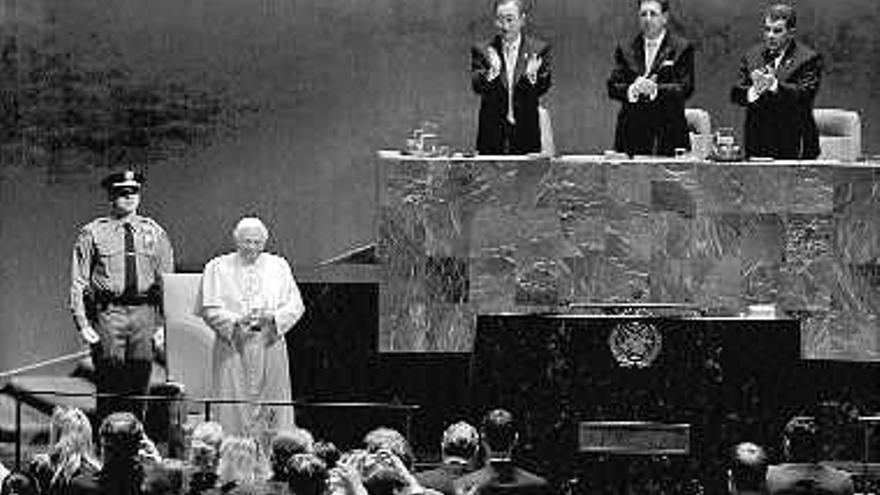 Benedicto XVI agradece los aplausos tras su discurso ante la Asamblea General de Naciones Unidas. / justin lane/efe