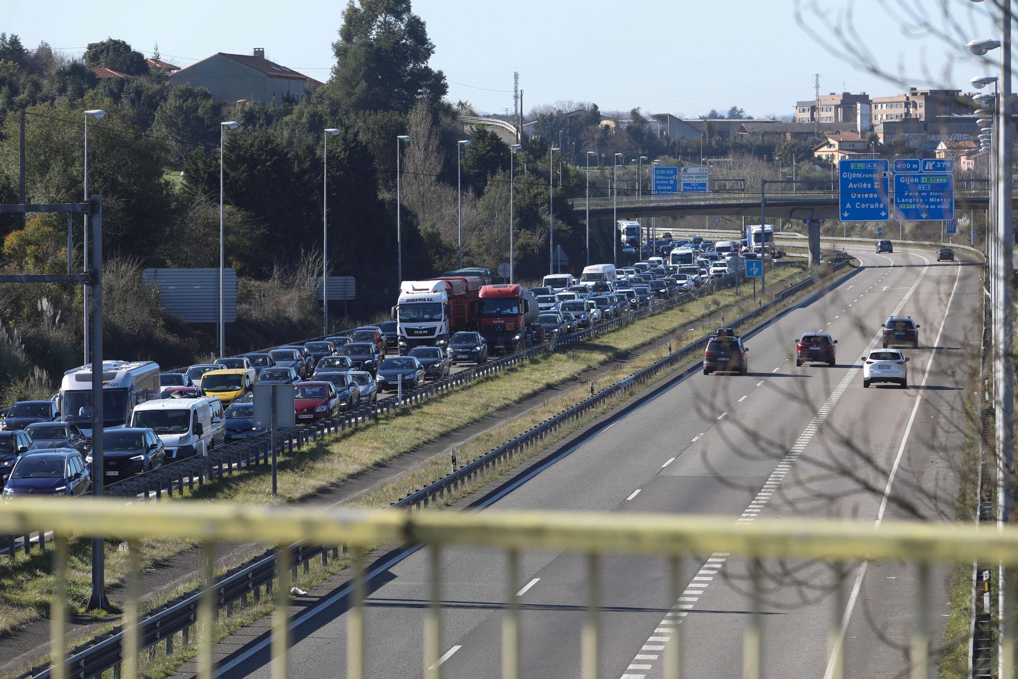 En imágenes: Largas retenciones tras un accidente a la salida de Gijón