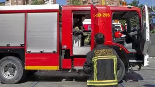 Un aparatoso incendio en la zona alta de Barcelona obliga a desalojar un bloque