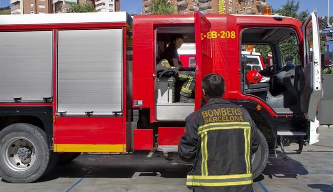 Un aparatoso incendio en la zona alta de Barcelona obliga a desalojar un bloque