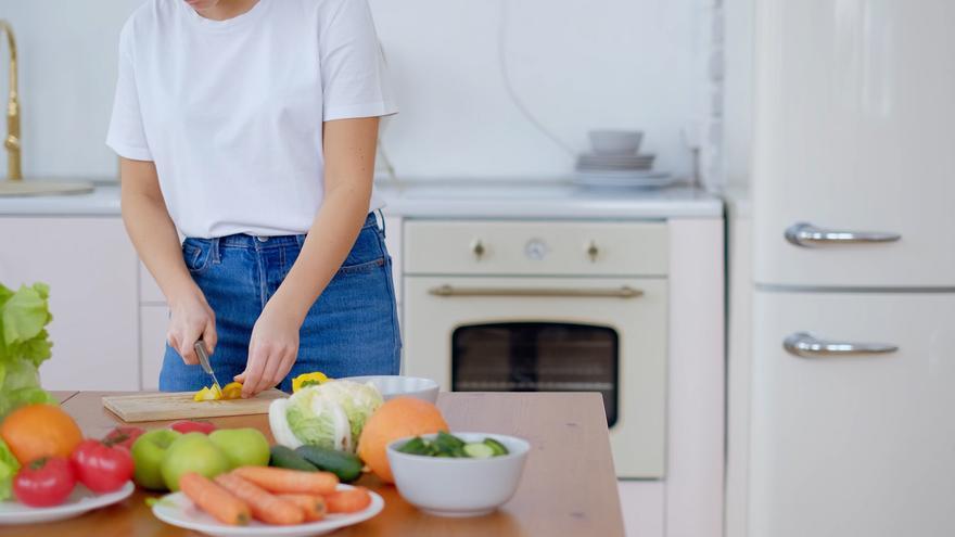 Adiós a restos y bacterias en la tabla de cortar: solo necesitas sal y limón