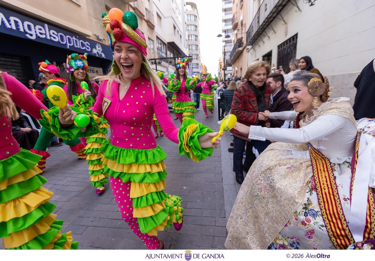 El viento sí respeta la Cavalcada del Ninot de Gandia que luce como nunca