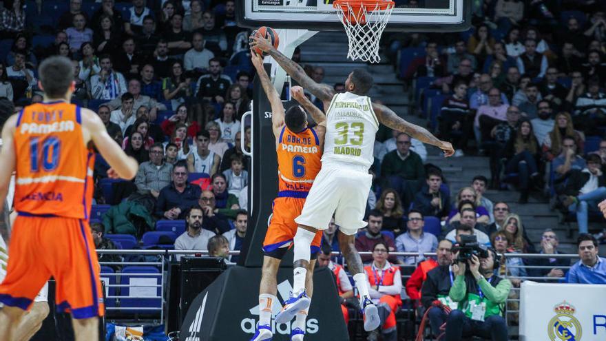 Anthony Randolph tapona una entrada a canasta de Abalde, anoche en el WiZink Center.