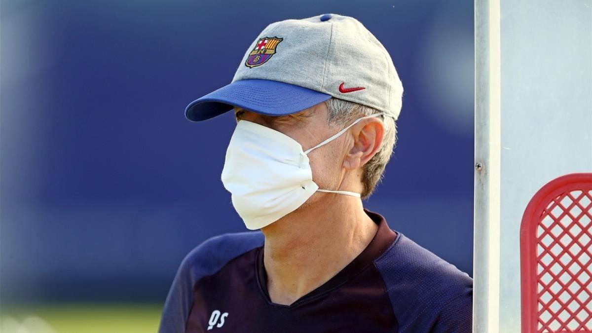 Quique Setién, durante el entrenamiento del Barça de este viernes.