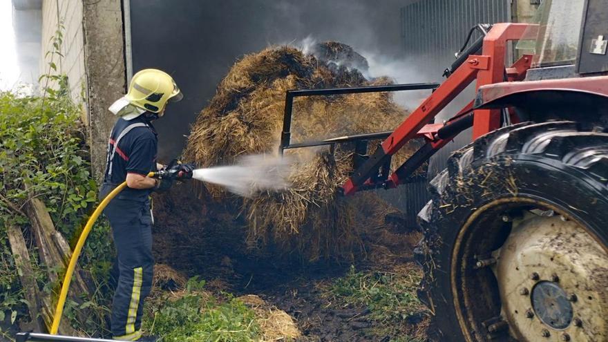 Los bomberos extrajeron todas las pacas para refrigerarlas y controlar las llamas.  | // BOMBEIROS DE DEZA