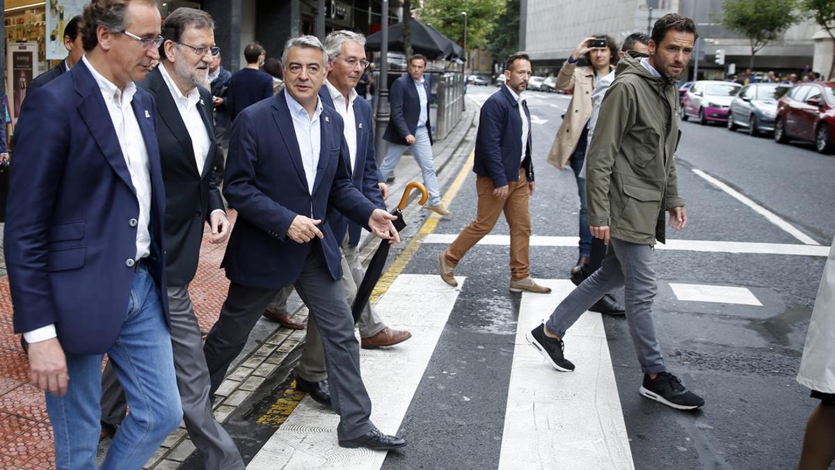 Rajoy,segundo por la izquierda, junto a Alfonso Alonso (izquierda), en Bilbao.