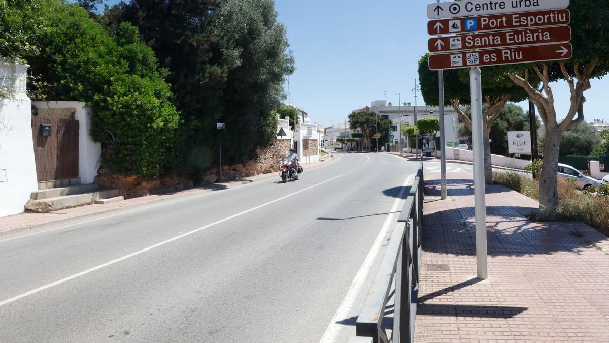 Entrada de Santa Eulària, en el primer tramo de la calle Sant Jaume, cuya acera del margen izquierdo es muy estrecha.